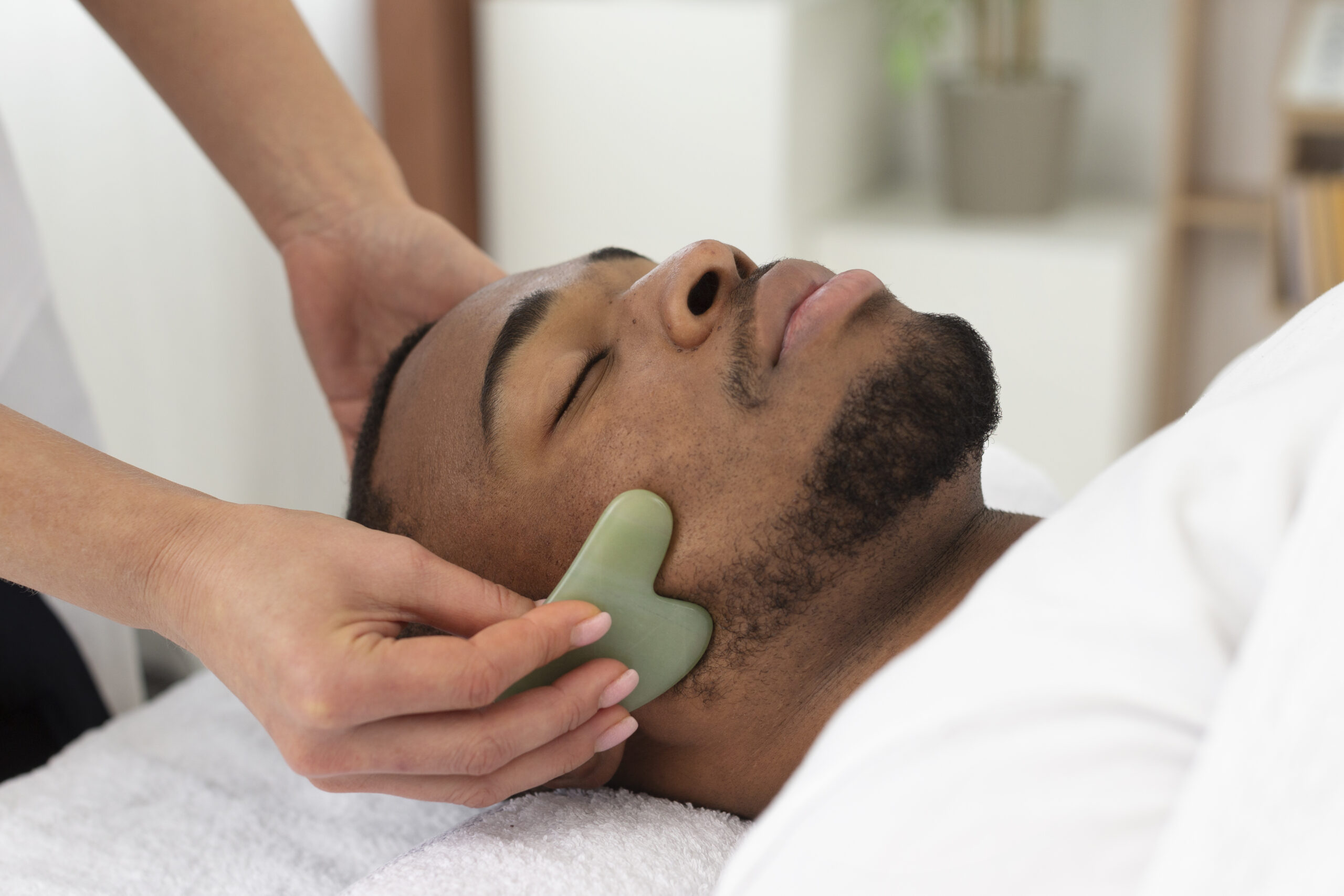 massagista-cuidando-de-seu-cliente