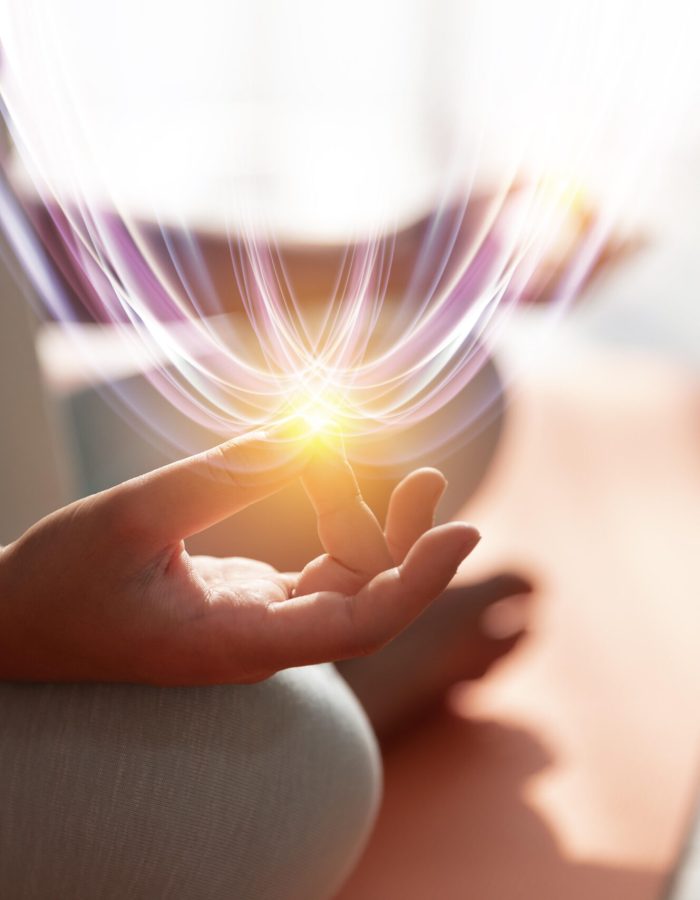 adulto-de-vista-lateral-meditando-com-luz