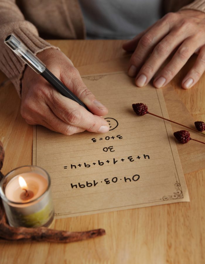 conceito-de-numerologia-com-nota-de-escrita-de-mao