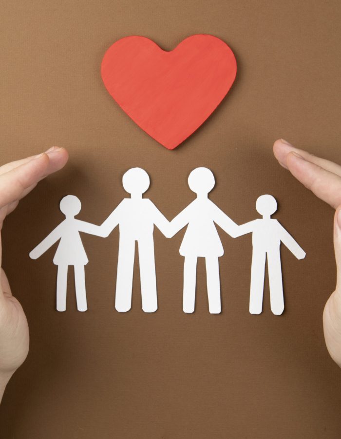 feche-as-maos-e-as-pessoas-de-papel