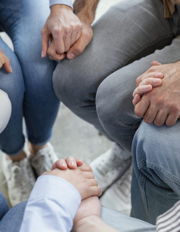 feche-pessoas-de-maos-dadas