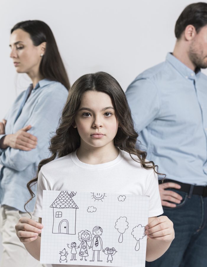 filha-de-vista-frontal-segurando-o-desenho-da-familia