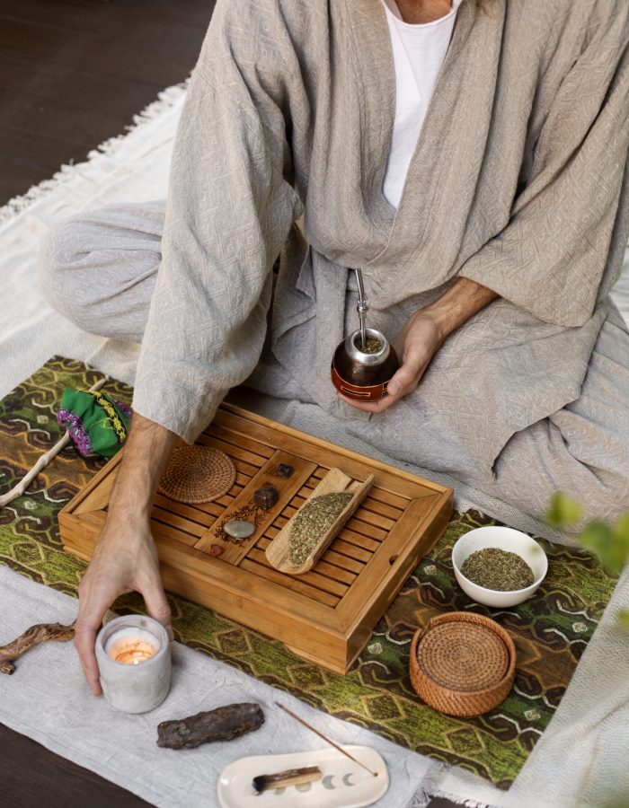 homem-segurando-xicara-ao-ar-livre-de-alto-angulo