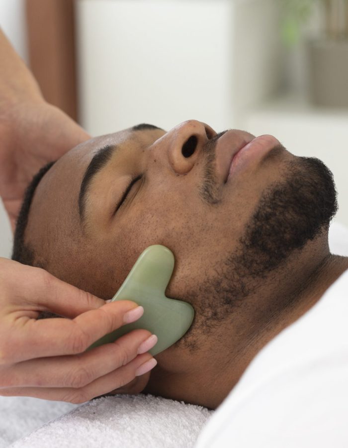 massagista-cuidando-de-seu-cliente