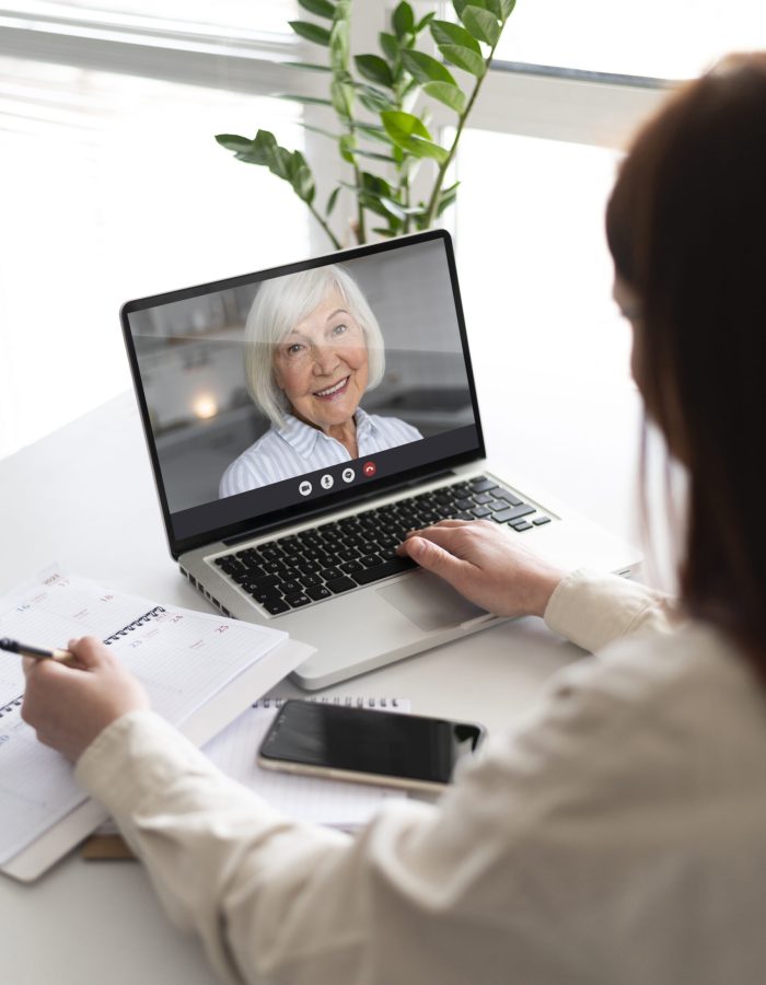 mulher-fazendo-uma-chamada-de-video-dentro-de-casa (1)