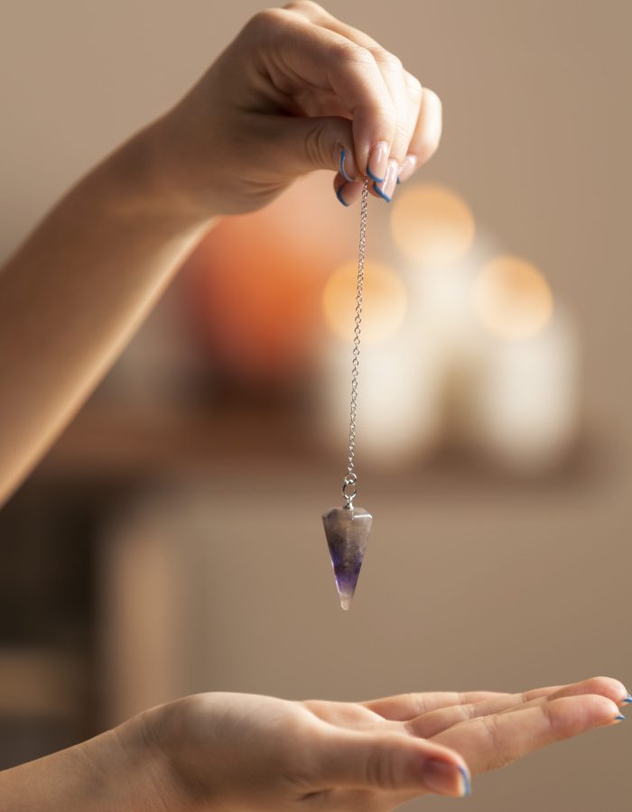 pessoa-realizando-terapia-de-reiki (1)