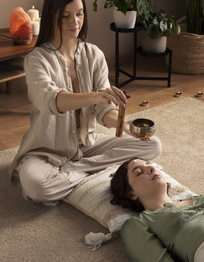 pessoa-realizando-terapia-de-reiki (2)