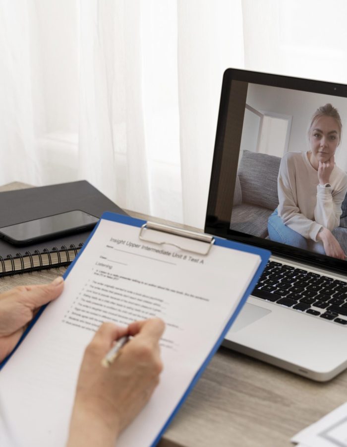 professora-dando-aulas-online