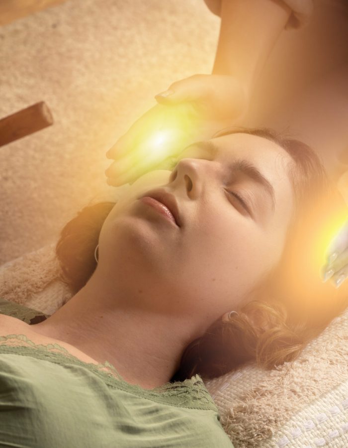 terapeuta-de-alto-angulo-ajudando-mulher-curar