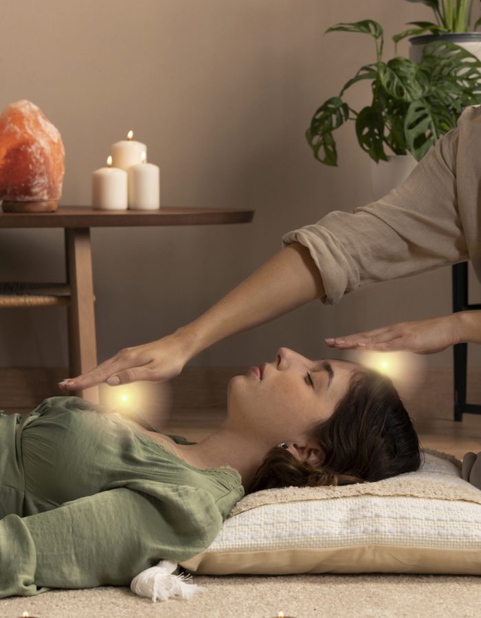 terapeuta-de-vista-lateral-ajudando-mulher-com-cura