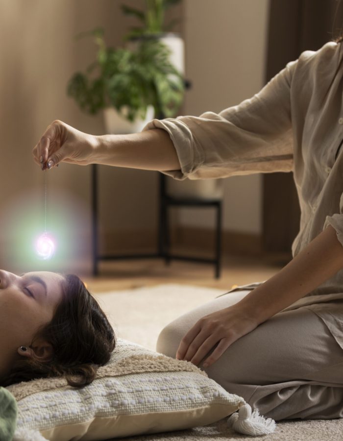 terapeuta-de-vista-lateral-ajudando-mulher-curar